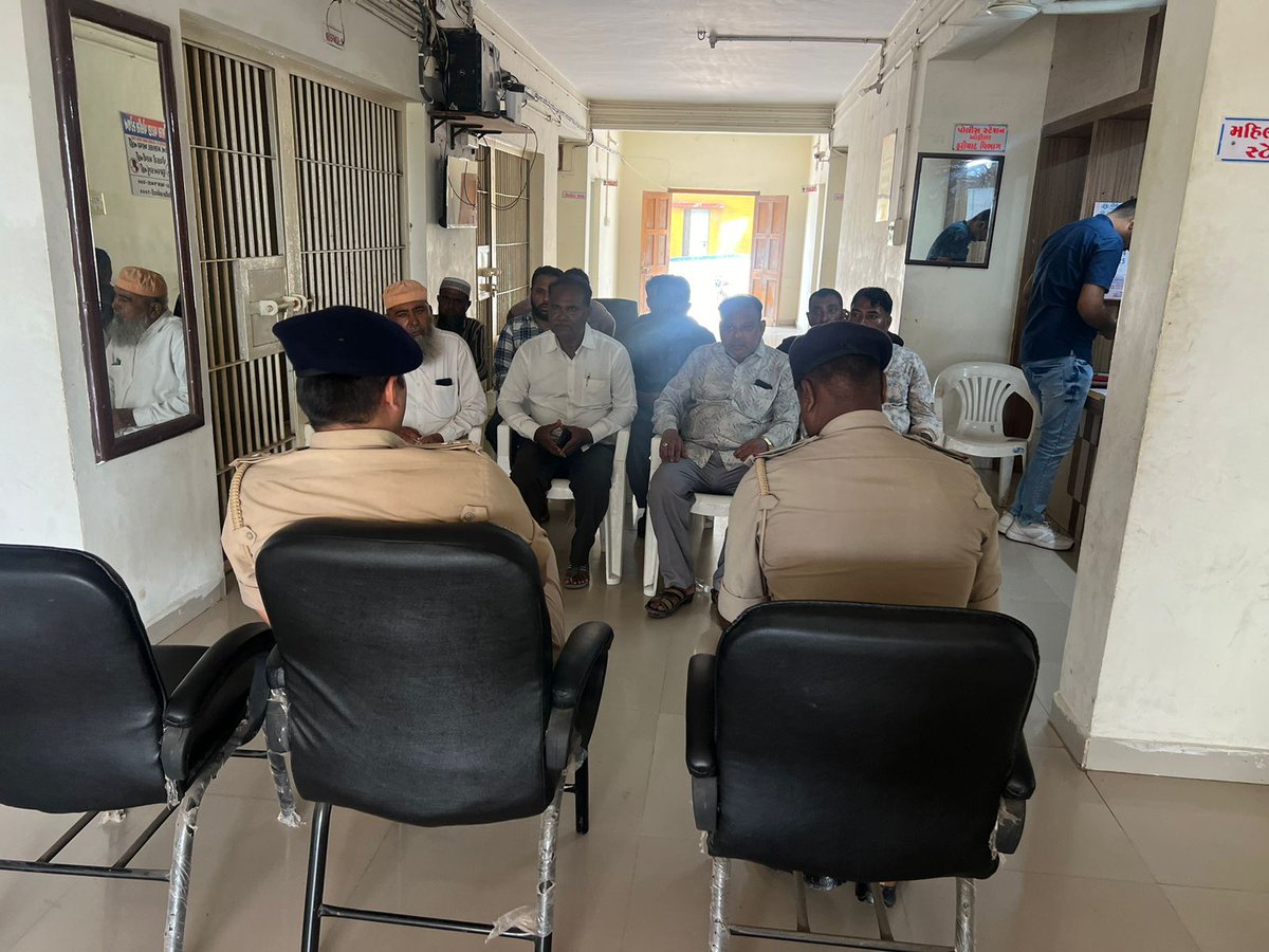 પ્રભાસ પોલીસ સ્ટેશન ખાતે ઇદ એ મિલાદ તહેવાર સબબ મુસ્લિમ સમાજ ના આગેવાનો સાથે શાંતિ સમિતિ નિ મીટિંગ કરવામાં આવેલ અને જરૂરી સૂચનો આપવામાં આવેલ. તા. 12/09/2024
<a href="/sanghaviharsh/">Harsh Sanghavi</a> 
<a href="/Harsh_Office/">Harsh Sanghavi Office</a>
<a href="/dgpgujarat/">DGP Gujarat</a> 
<a href="/GujaratPolice/">Gujarat Police</a>
<a href="/IGP_JND_Range/">IGP Junagadh Range</a>