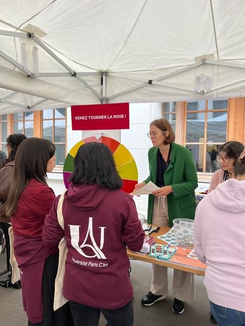 UPCite_Bib's tweet image. Début des #JAVA2024 au campus des Grands Moulins : venez découvrir nos offres et services au stand ! 📍