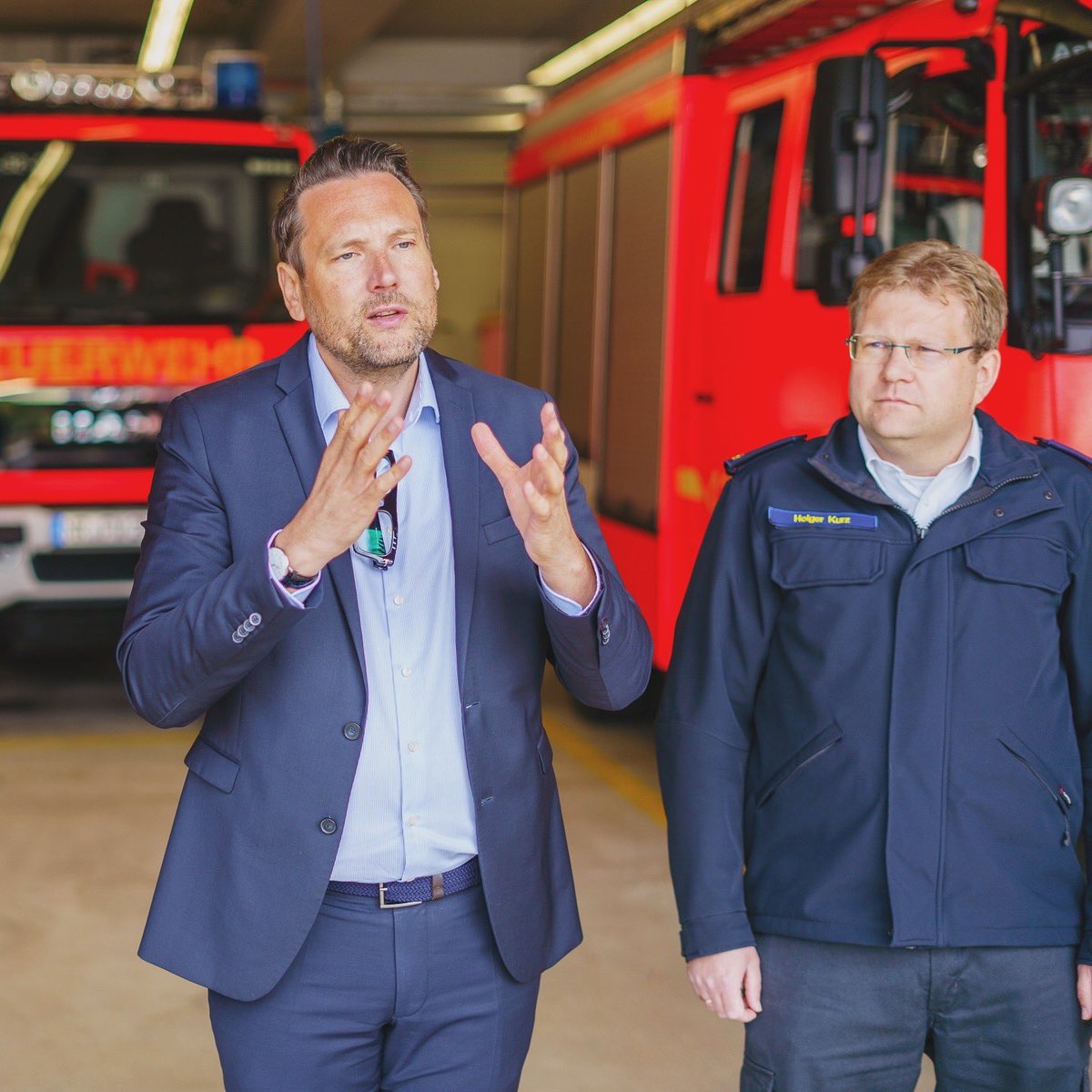 innen_rlp's tweet photo. 🚨 „Gut gewarnt ist halb gerettet“, so Staatssekretär Stich anlässlich des heutigen Probealarms. Stich begleitete den diesjährigen #Warntag mit dem Brand- & Katastrophenschutzinspekteur des Kreises #Neuwied, Holger Kurz, sowie dem Wehrleiter der VG #Asbach, Arnold Schücke. https://t.co/qDjcMT3qVE