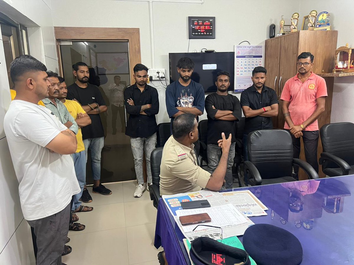 પ્રભાસ પોસ્ટે ખાતે પૂર્વ ગુનાહીત ઇતિહાસ ધરાવતા ઇસમો ને બોલાવી ગણપતિ વિસર્જન તથા ઈદ એ મિલાદ સબબ શાંતિ જાળવવા કડક સૂચના આપવામાં આવેલ. તા.12/09/2024
<a href="/sanghaviharsh/">Harsh Sanghavi</a> 
<a href="/Harsh_Office/">Harsh Sanghavi Office</a>
<a href="/dgpgujarat/">DGP Gujarat</a> 
<a href="/GujaratPolice/">Gujarat Police</a>
<a href="/IGP_JND_Range/">IGP Junagadh Range</a>