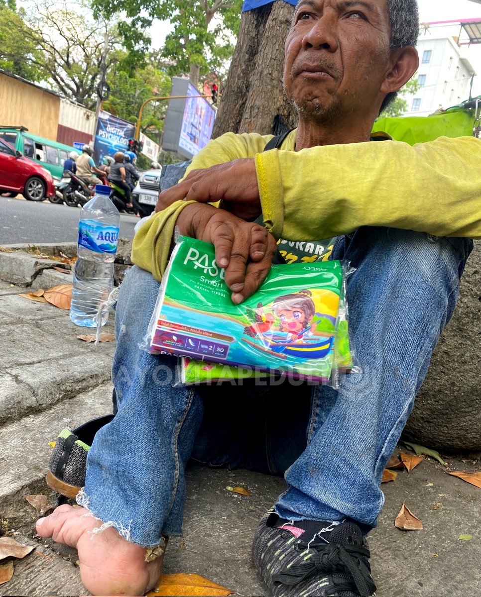 ayokitapeduli_'s tweet photo. Salut banget sama semangat bapak ini 🥺

Pak Verry rela mengayuh sepeda dengan susah payah sampai mau terjatuh. Kondisi mata kirinya buta total dan kakinya yang pengkor. Tapi itu semua dilakuin beliau demi uang 1.800 rupiah 😢 https://t.co/zoo1FDVWEY