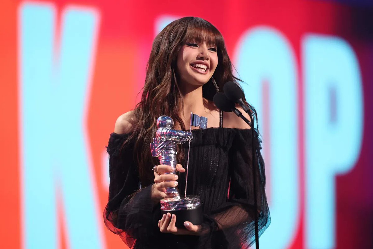 WORLDMUSICAWARD's tweet image. #LISA wins ‘Best K-Pop’ Award at the VMAs for the 2nd time!💪🥈📽️🎼🏆👑❤️‍🔥

ROCKSTAR LISA ON VMAS 
#LISAisBACK_VMAs 
#LISA_VMAs2ndWin #VMAs 
@wearelloud @BLACKPINK