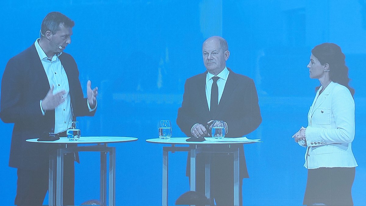 Der frisch wiedergewählte VCI-Präsident <a href="/MSteilemann/">Markus Steilemann</a> dankt BK #Scholz für Einsatz für internationale Handelsabkommen, gegen Pauschalverbote von Chemikalien, für eine Verlängerung der Netzentgeltreduktion nach &amp;19 Abs.2 StromNEV und weitere Initiativen. <a href="/CovestroDE/">Covestro Deutschland</a> <a href="/chemieverband/">VCI</a>