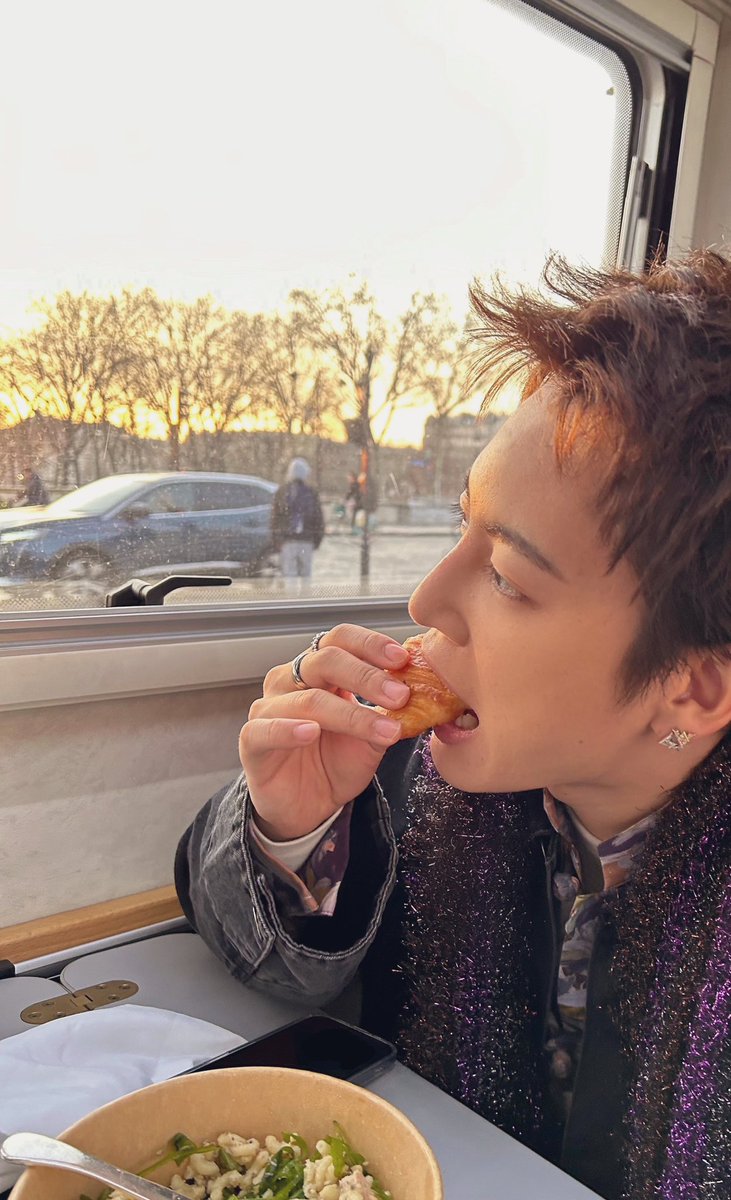 ryokimiyama_ogs's tweet photo. #三山凌輝 
1st写真集『Gaze（ゲイズ）』🇫🇷

撮っては移動の繰り返し🚎
ロケバスでのごはんタイムで
エネルギー補給🍽️

#モグモグリョウキ
#三山凌輝1st写真集
#Gaze_1stPHOTOBOOK
#三山凌輝　#リョウキ https://t.co/JnhJVKnzYZ
