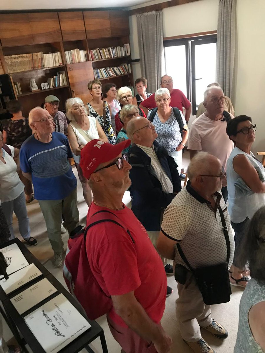 HouseKadare's tweet photo. Kënaqësi gjithmonë të mikpresim vizitorët më besnikë të autorit, grupi francez mbeti tepër i impresionuar nga vizita në shtëpinë e shkrimtarit të tyre të preferuar.🇨🇵❤️🏛 https://t.co/w7lu2Lw3Fs