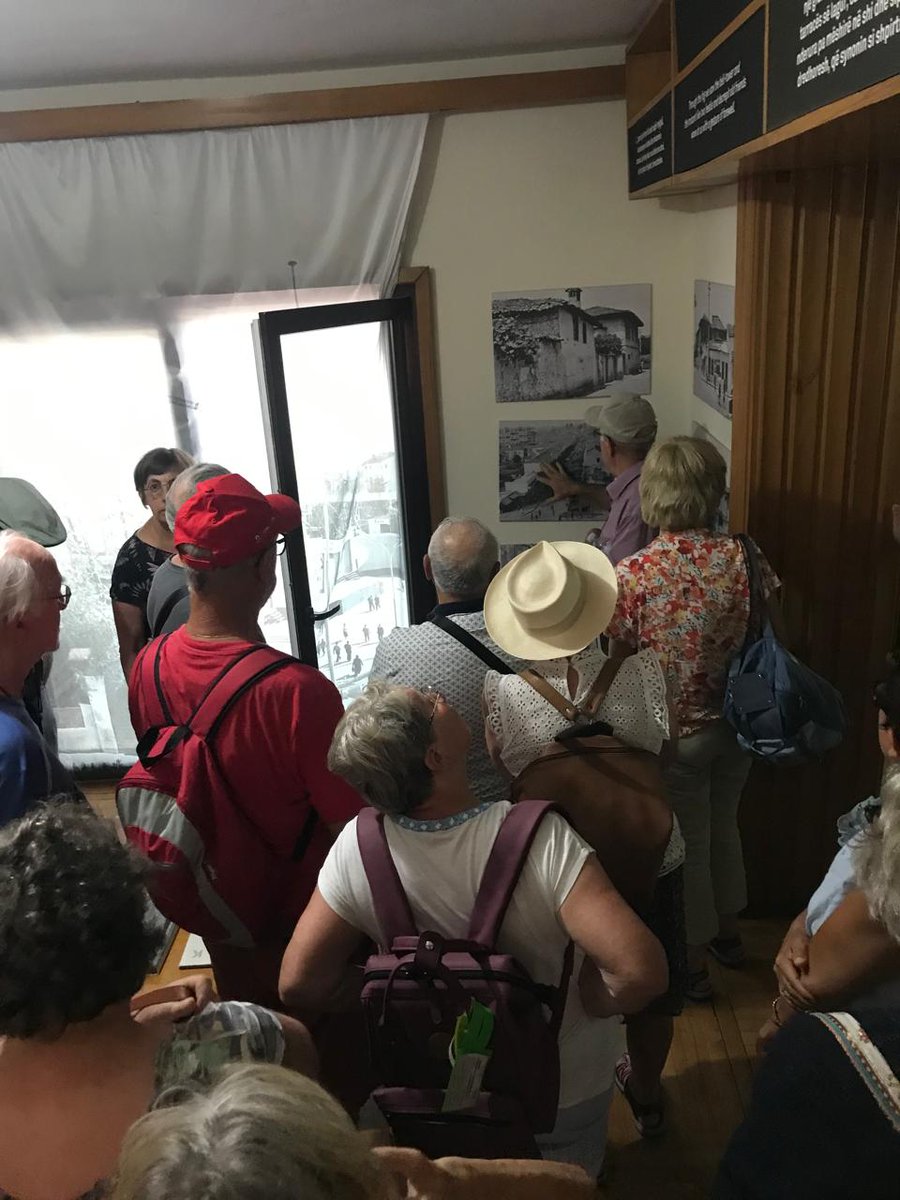 HouseKadare's tweet photo. Kënaqësi gjithmonë të mikpresim vizitorët më besnikë të autorit, grupi francez mbeti tepër i impresionuar nga vizita në shtëpinë e shkrimtarit të tyre të preferuar.🇨🇵❤️🏛 https://t.co/w7lu2Lw3Fs