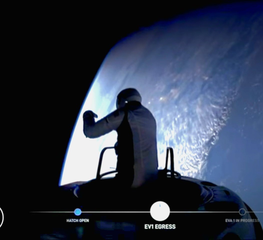 luviospace's tweet image. INÉDIT 🚨 - Pour la PREMIÈRE FOIS des TOURISTES dans le vide spatial. Ils sont accroché à leur capsule ✅️ 

Ça n'est encore jamais arrivé et c'est SpaceX qui réalise cette sortie extravehiculaire avec la mission #PolarisDawn