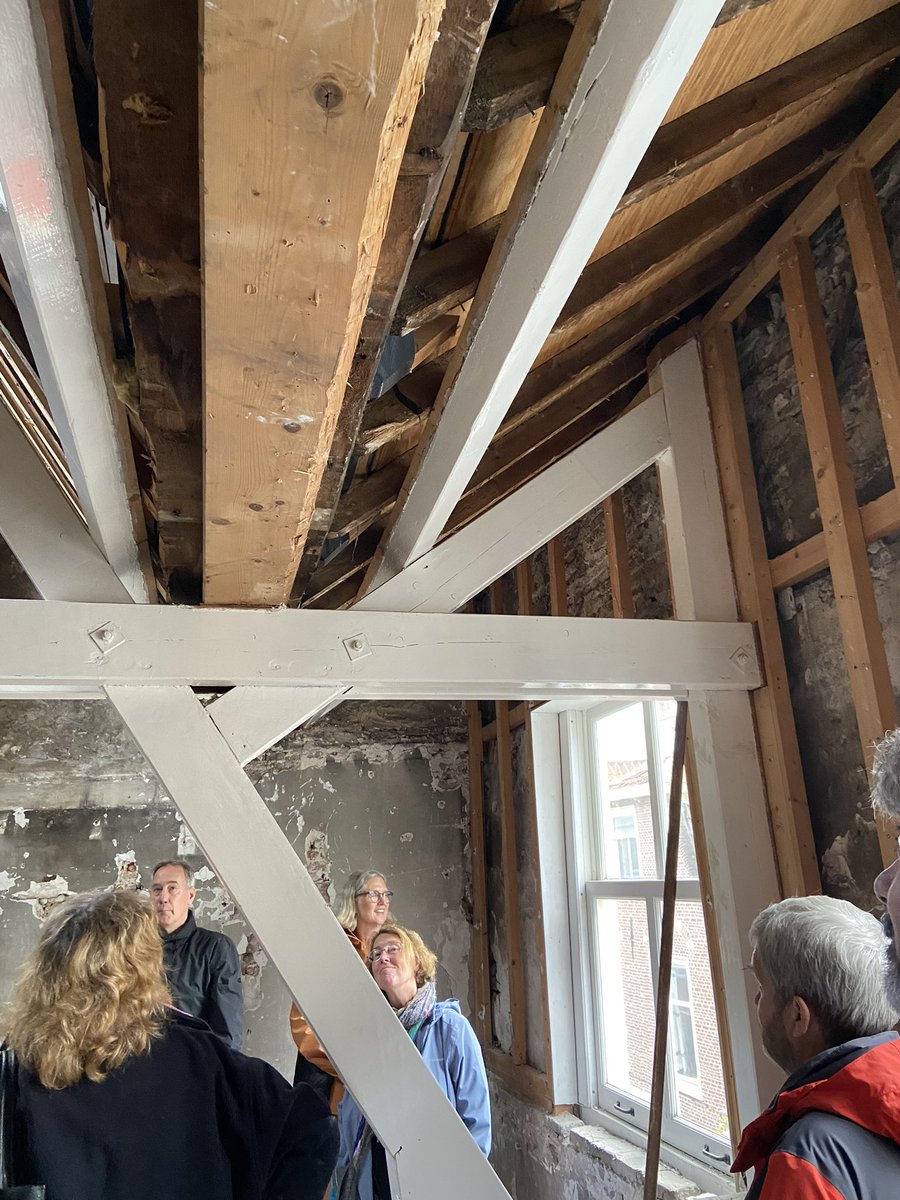 In Nieuwsteeg 2 zijn restanten van linnenbehang met bloemen gevonden. Dit is heel #zeldzaam. De vondst geeft inzicht in hoe onze voorouders hun huis decoreerden. Tijdens de Open Monumentendagen op 14 &amp; 15 sept heb je een unieke kans om het behang te zien.
erfgoedleiden.nl/nieuws/vondst-…