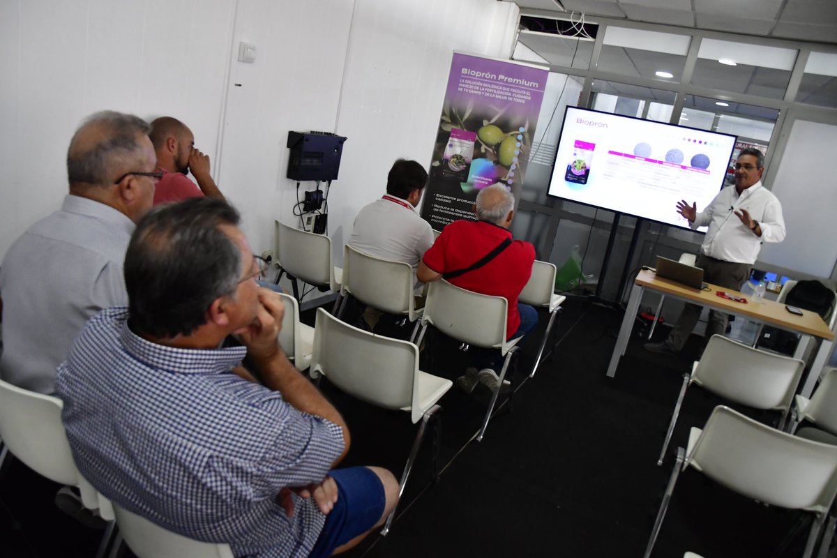 🚜 FEMA 2024 🚜 | Asistimos a la conferencia “Biofertilizacion en el olivar: Biopron”, a cargo de Antonio Pérez Ruiz, Biological Category Manager Probelte.