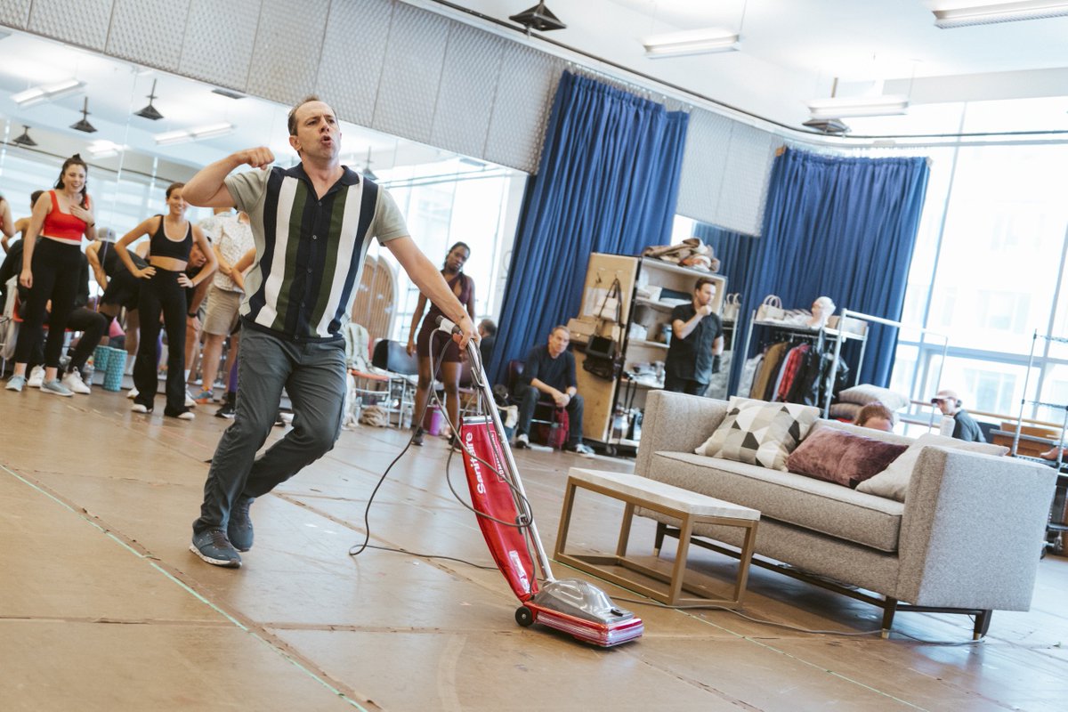 Catch us reminiscing on the rehearsal days as we head into the final few weeks of tour! #TBT #MrsDoubtfireOnTour

📸: @abrunkus