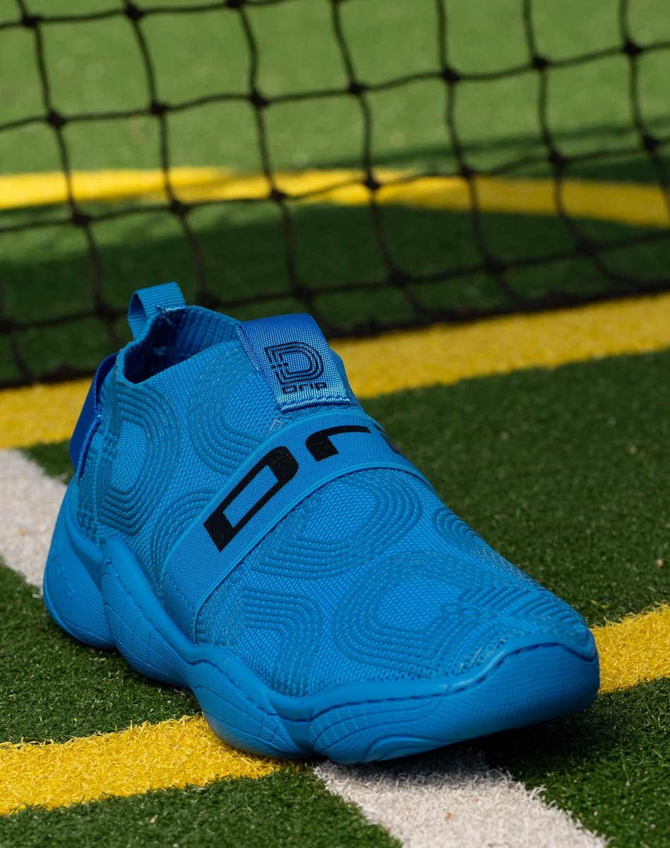 Sneaker0utlet tweet media