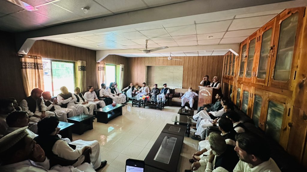 NaimatUllahWazi's tweet photo. مشر @ManzoorPashteen کا بٹگرام کا دوره۔
11اکتوبر کو منعقده پشتون قومی عدالت میں شرکت کیلٸے بٹگرام کے ڈسٹرکٹ بار ایسوسی ایشن کے صدر اور کابینه کو دعوت دی۔
بٹگرام ڈسٹرکٹ بار کا پشتون قومی عدالت میں شرکت اور بھرپور حمایت کا اعلان۔
#PashtunNationalCourt11October https://t.co/CXW9IznaaW