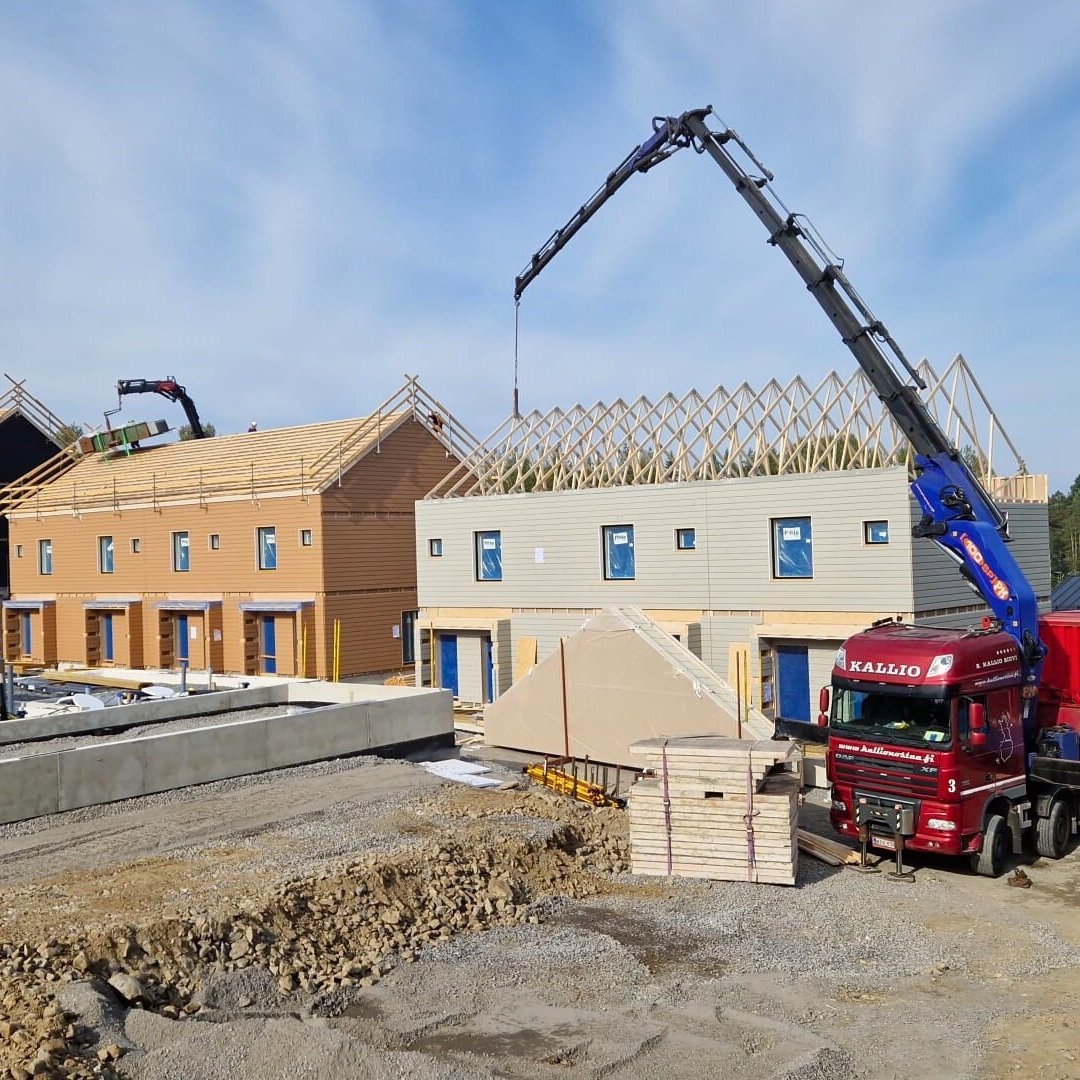 Terveisiä Tampereelta!  
Tampereelle nousee uusia kaksikerroksisia rivitaloja ja toimitamme kohteeseen yhteensä 7903 m² LAPWALL LEKO®  -seinäelementtejä.  
Asennuspalvelumme ja korkealaatuisten mittatarkkojen tuotteidemme ansiosta rakennukset valmistuvat nopeasti säältä suojaan.