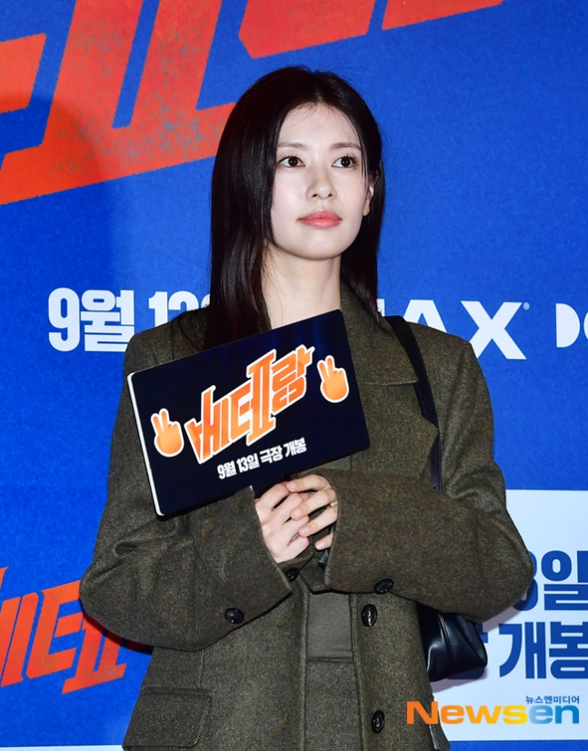 KDramaHandle's tweet photo. #JungHaeIn's tvN drama #LoveNextDoor co-stars #JungSoMin and #YunJiOn at #Veteran2 (#ITheExecutioner) movie VIP premiere. https://t.co/6xrqpNXRPj
