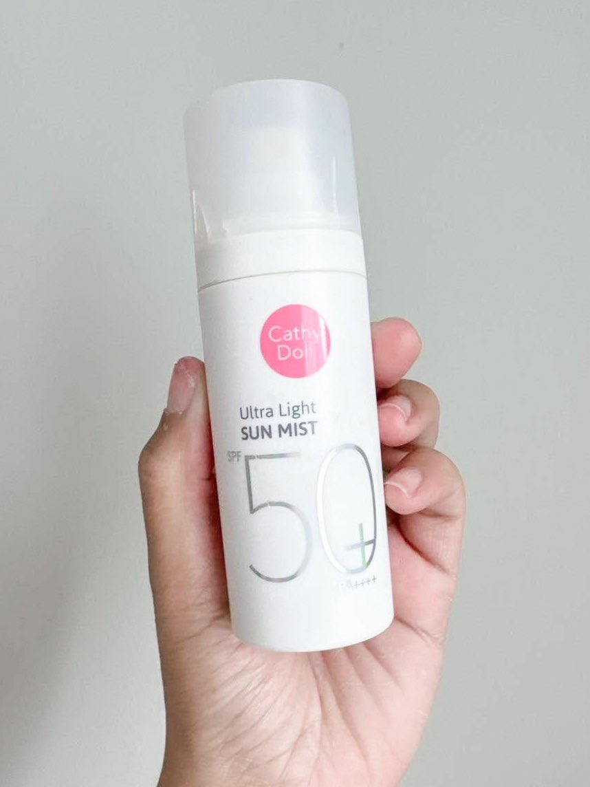 แอบเห็นมาร์คต้วนใช้กันแดด cathy doll ที่นี่ใช้เหมือนกันนนน นี่พกไว้ในกระเป๋าตลอด เพราะ เป็น mist ใช้สะดวกมาก ใช้แทนสเปย์น้ำแร่คือหน้าชุ่มชื่นเลย แล้วกันแดดได้ดีมากกกก ละอองละเอียดสุดแล้วร้อยกว่าบาทอะ แบรนด์คนไทยด้วย 100/10 #MarkTuan