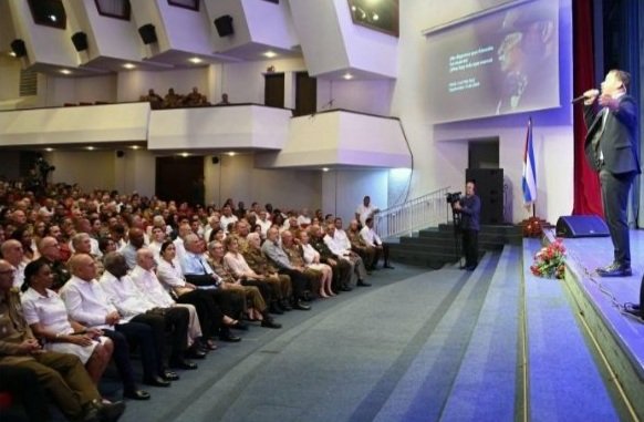Emociona el homenaje rendido al Comandante Almeida en la Sala Universal de las FAR, en las serranías del Tercer Frente y muchos otros lugares de #Cuba. Ello es muestra del amor y el cariño que él sembró en su pueblo. #Fidel lo dijo: #AlmeidaVive hoy más que nunca. <a href="/MinfarC/">Minfar_Cuba</a>