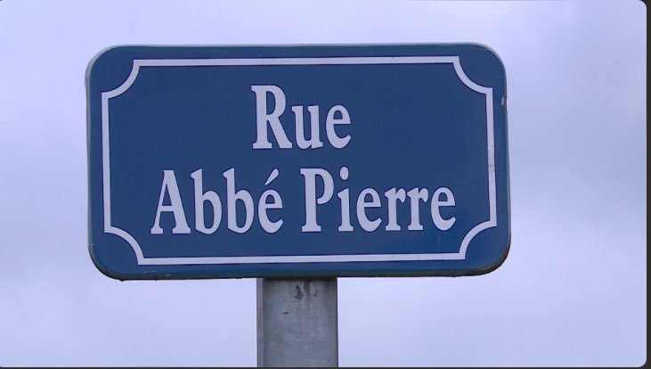 CarolineReys's tweet photo. Une proposition simple : puisque de nombreuses communes souhaitent débaptiser leur rue « Abbé Pierre », qu’elles en profitent pour attribuer ces rues à des #femmes.

L’ouverture des #JOParis2024 a mis en valeur 10 « Femmes en Or » , le choix est large ! 
#abbepierre
#femmesfortes https://t.co/R07BLAkElg