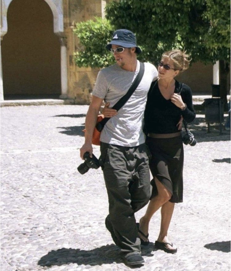 Andrew_loptar's tweet photo. Brad Pitt y Jennifer Aniston. Córdoba. 1999 https://t.co/ybXMyHG2Y8