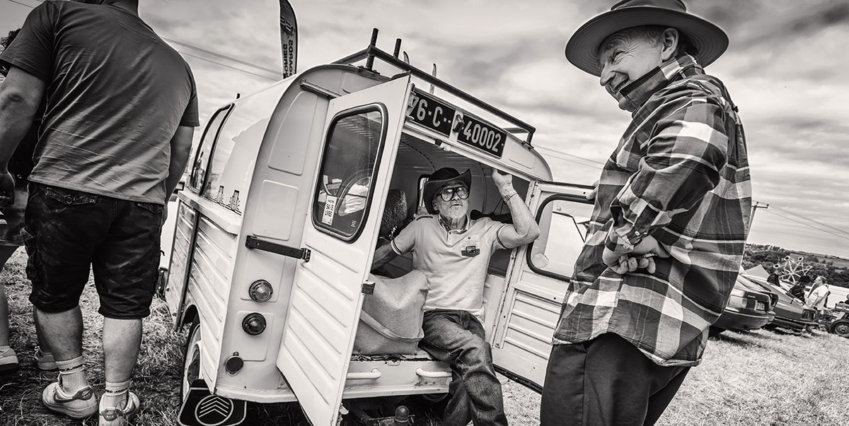 johnhall_john's tweet photo. The Meetup. @ThePhotoHour #streetphotography #blackandwhitephotography #vintage #automobile #meninhats https://t.co/dJ18O8Q7Ek