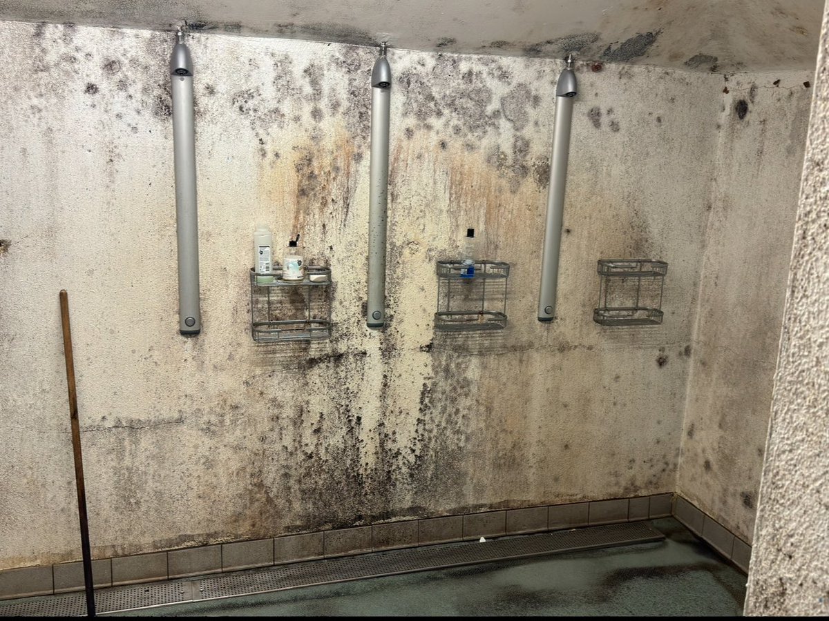 No hot water for weeks and no adequate heating. Temperatures are dropping. Lowest was a single digit last night and we’re expecting a low of 5 degrees tonight Minister <a href="/rodericogorman/">Roderic O’Gorman TD</a>. How many times have asylum seekers complained about Kilbride Army Camp?