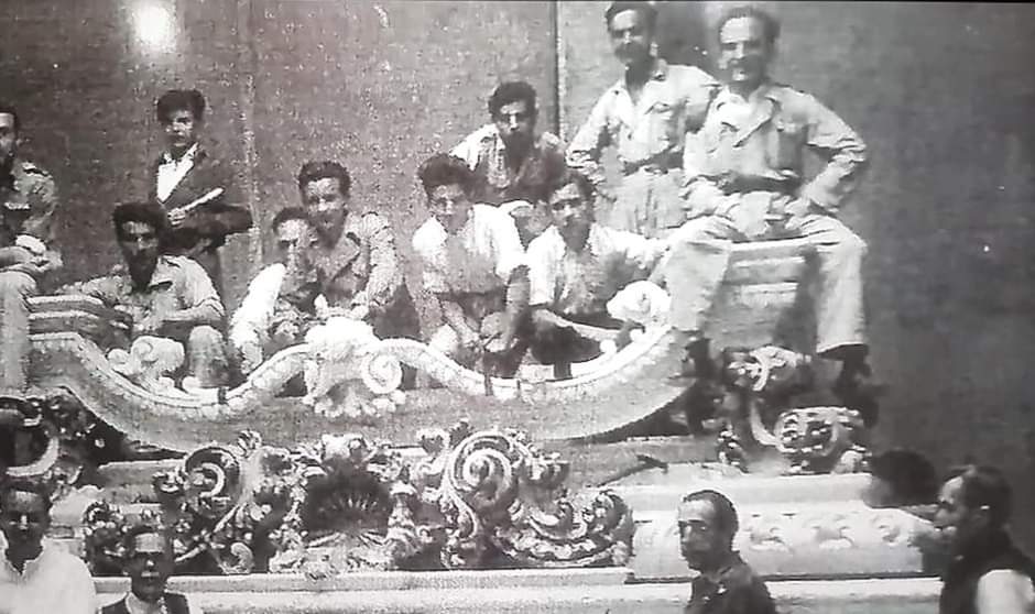 Mirad esta antigua imagen de 1942 de la reforma del trono del Stmo. Cristo de la Buena Muerte y Ánimas obra de Francisco Palma García (1915) a cargo de su hijo Francisco Palma Burgos introduciendo piezas del trono antiguo.
#CofradiasMLG
<a href="/cofradiamena/">Congregación de Mena</a> 
<a href="/cofradiasmalaga/">Agrupación de Cofradías de Semana Santa de Málaga</a>