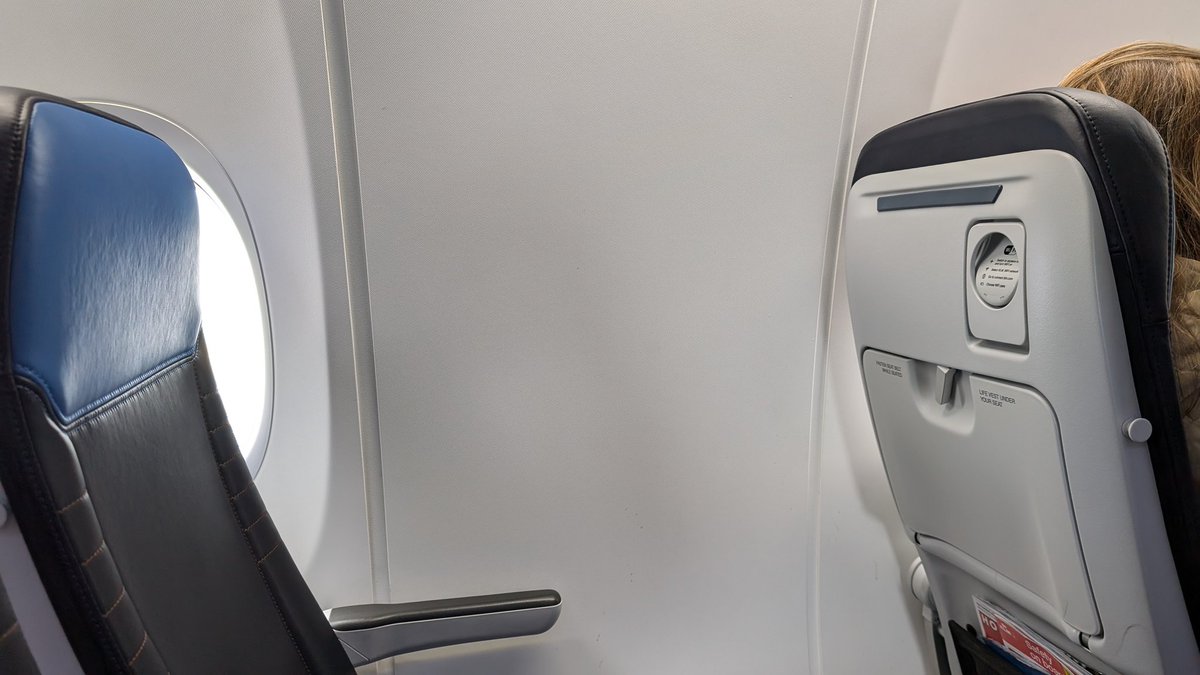 Creo que hubo un momento en que los aviones tenían ventanilla. Es el KLM 1505 AMS-MAD. Fila 10