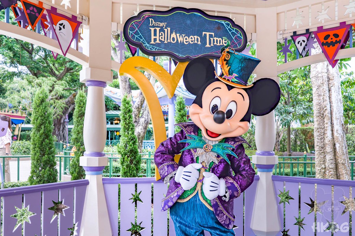 the_hkdg's tweet photo. 🐭 Mickey Rocking His New Halloween Attire ✨

#Mickey #DisneyHalloweenTime #HKDL #HKDisneyland #GetIntoWicked https://t.co/BP86ZzRuQ4