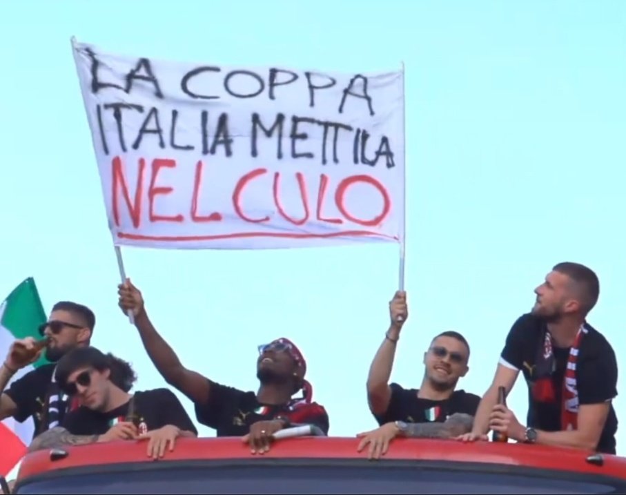 _m4rcox_'s tweet photo. Adani a letto con la tipa dopo la vittoria della Coppa Italia: https://t.co/zhTVjocS1t