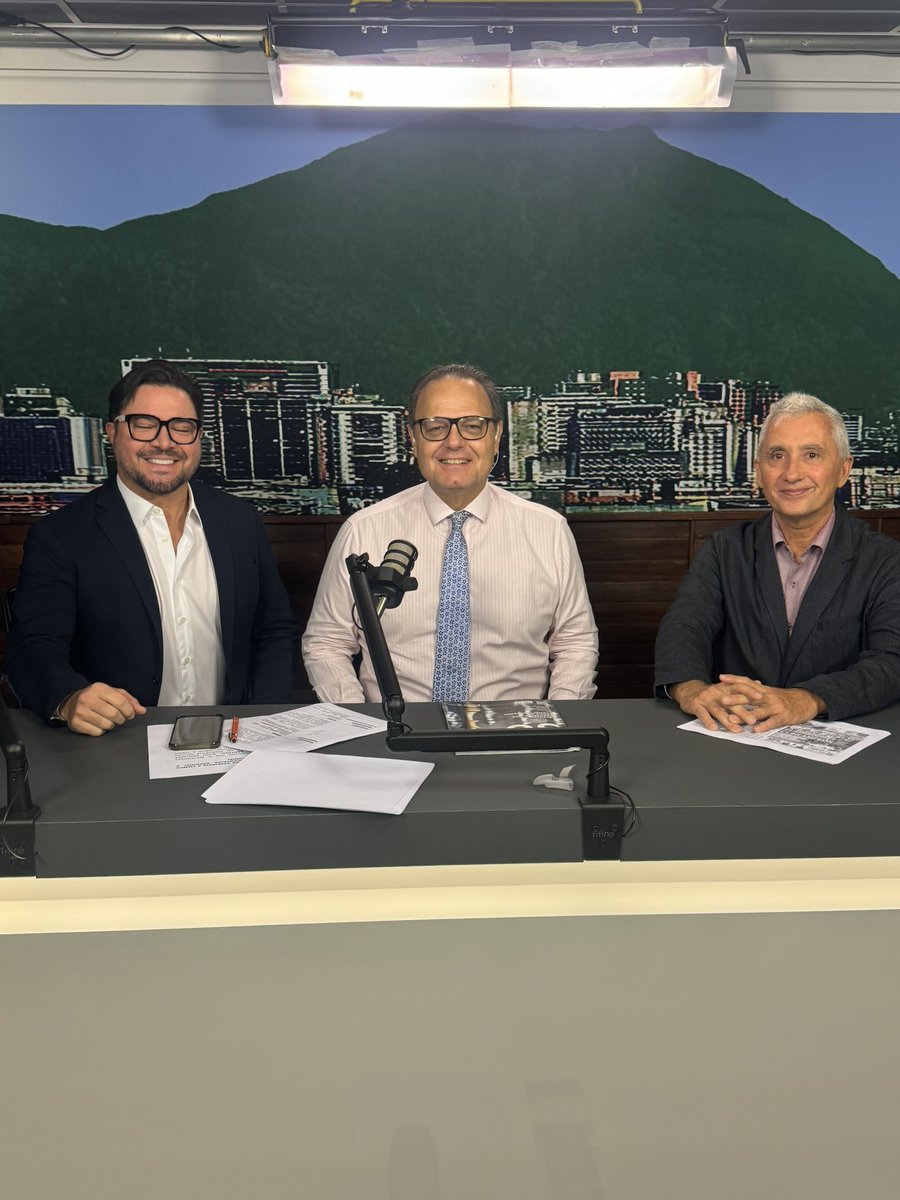 #ENVIVO|Sigue ya la entrevista del Consejero cultural de la Embajada 🇫🇷🇻🇪 y el reconocido actor <a href="/ADRIANDELGADOTV/">ADRIAN DELGADO</a> junto a <a href="/Edurodriguezg/">Eduardo Rodriguez G.</a> en donde conversan sobre el estreno de la famosa comedia🎭 “La Mentira” en los espacios del <a href="/eurocultural/">EuroCultural</a> 

📺 <a href="/IVCNetworksVE/">IVC Networks 🇻🇪</a> 
📻<a href="/Unionradionet/">Unión Radio</a>