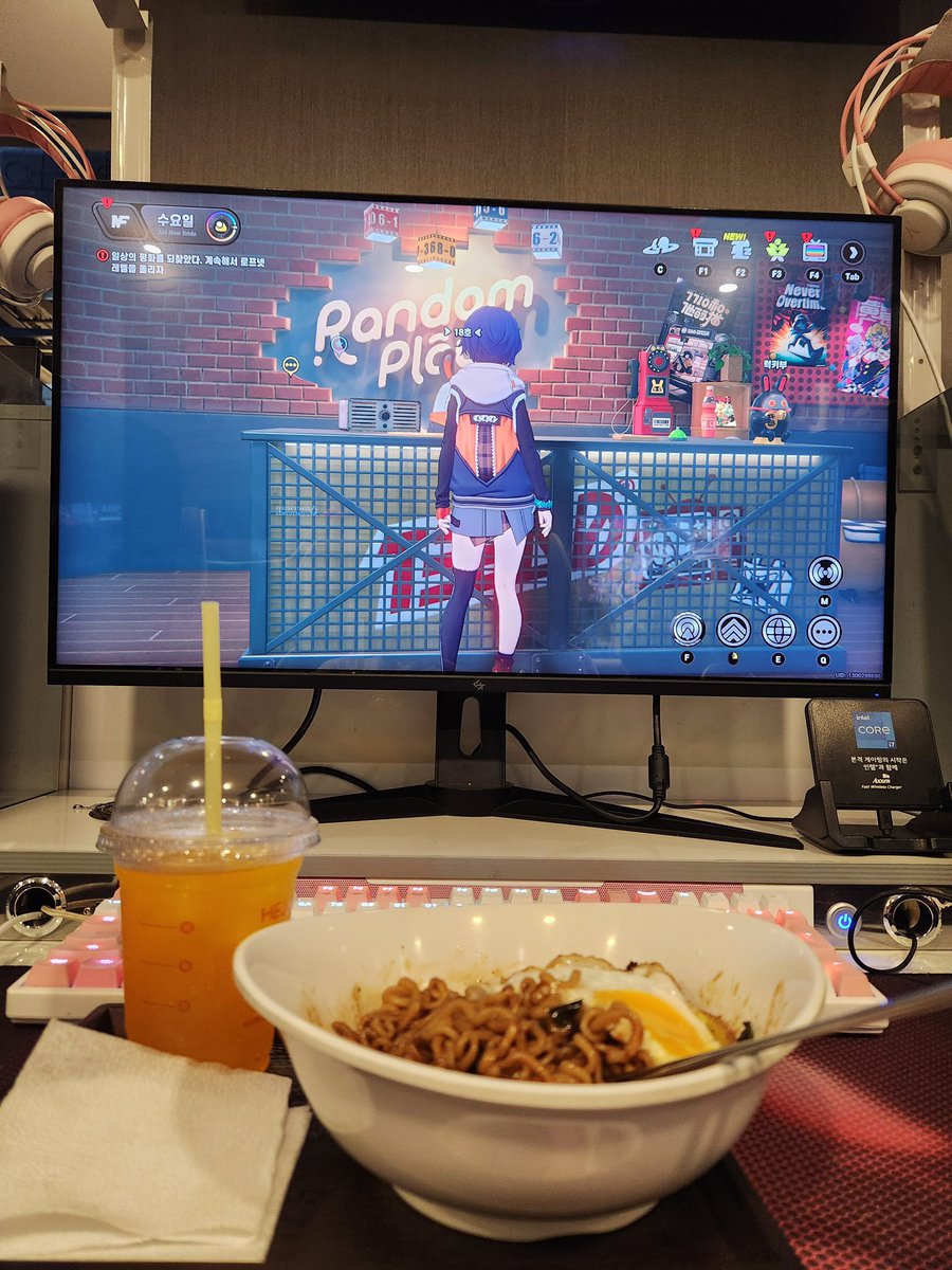 Play ZZZ while eating ramyeon? Why not?? *Posting this for a photo card btw 🤪 #젠레스 #최후의도시_PC방에서도PLAY