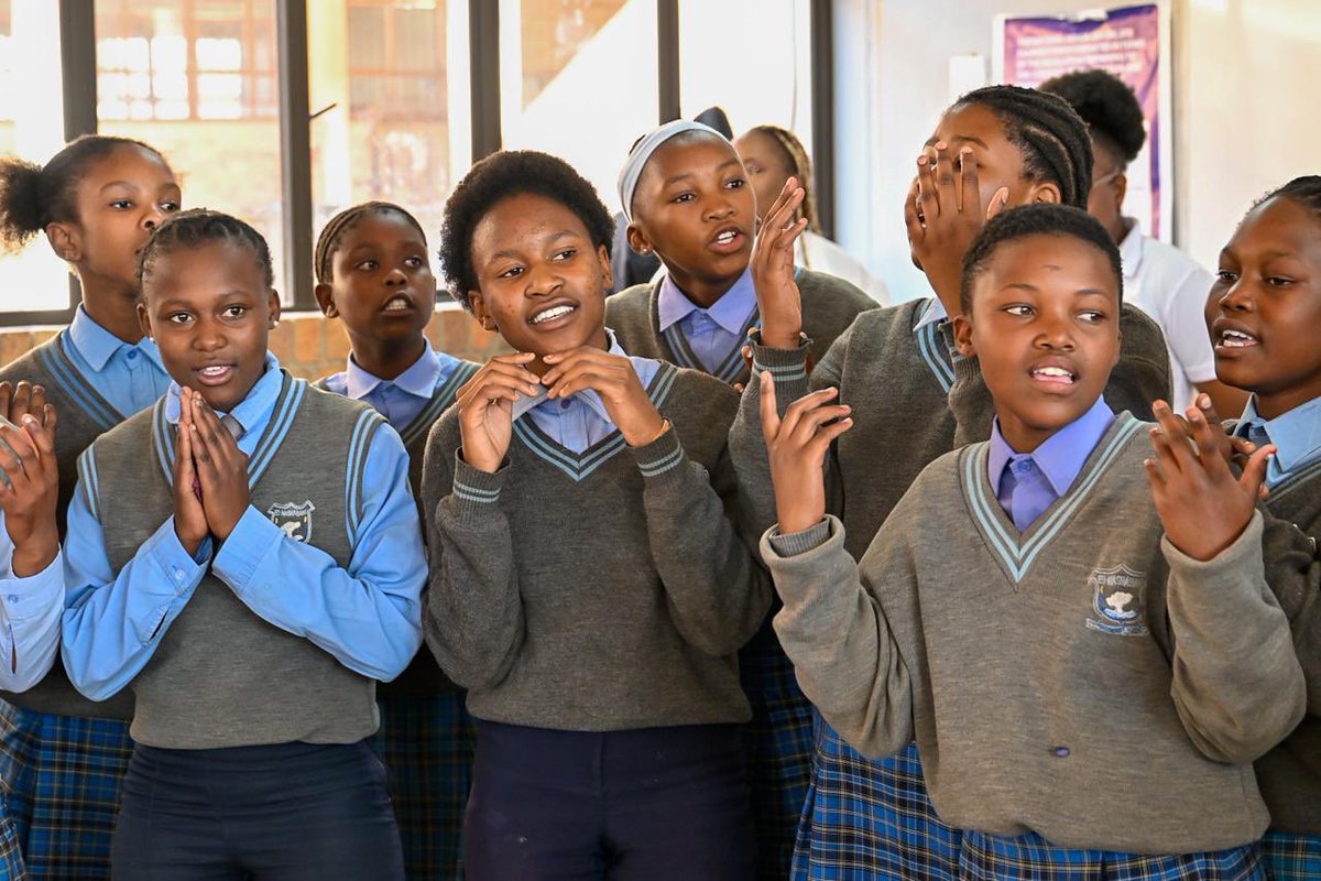 _makho_ZA's tweet photo. The smiles on the faces of the learners from ED Mashabane Secondary school is just something else . Your contribution to this #ConnectEveryChild
#30YearsOfProgress campaign means a great deal
https://t.co/KoCrHekYqY https://t.co/Oor9jvWwVZ