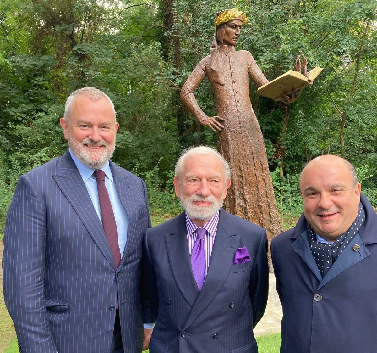 The UK’s first statue of #Dante Alighieri, created by artist Philip Jackson, has been unveiled in Midhurst. Hundreds attended, with Hugh Bonneville performing the final canto of 'Paradise'. A tribute to Dante's enduring legacy in British culture!