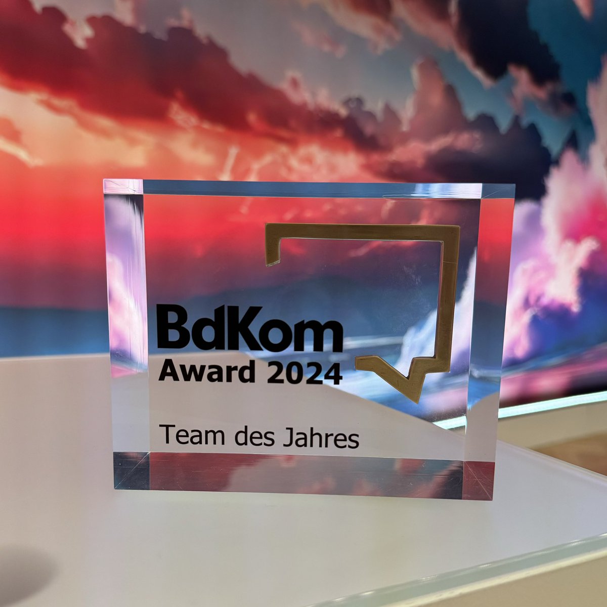 TRUMPF_News's tweet photo. Glückliche Gewinner des BdKom-Awards „Team des Jahres“. Vielen Dank @bdkom und an alle TRUMPFler die das #TRUMPF100 Jahr gerockt haben. https://t.co/uXK1n6lccg