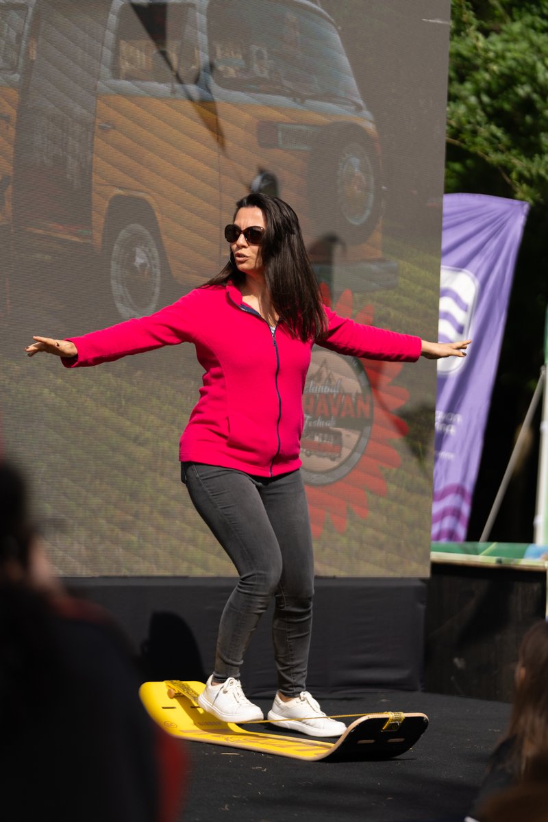 istkaravanfest's tweet photo. En fazla ne kadar süre ayağınız yere değmeden dengede kalabilirsiniz?🤸🏼‍♀️ Daha önce sahip olduğunuzu bilmediğiniz yeteneklerinizi keşfettiren festival; İstanbul Karavan Festivali!🙌🏻 https://t.co/H9cUrvGlZJ