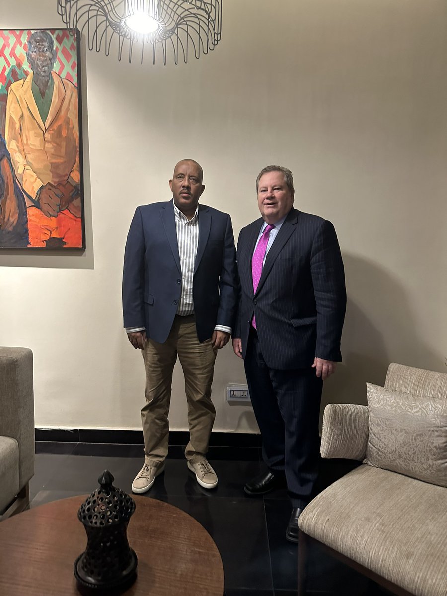 ProfMulugeta's tweet image. ማይክ ዶ ምችአለ?
ኣቢይ ዶ ባሌማ?

ሓንቲ መርዓትሲ ሰብኣያ ኣኾልስኒ ይብላሞ እምቢ ትብሎ። ብኡ ኸዓ ይዃረዩ፣ ይበኣሱ። 

ጓል ያቱ ገረብ ኣቛሪፃ ናብ ዓዲ ወለዳ ተሓምቢባ ትኸድ። ወላዲታ ደንጊፀን እንታይ ድኣ ክረምቲ ምድሪ በይንኺ ገረብ ተሳጊርኪ…