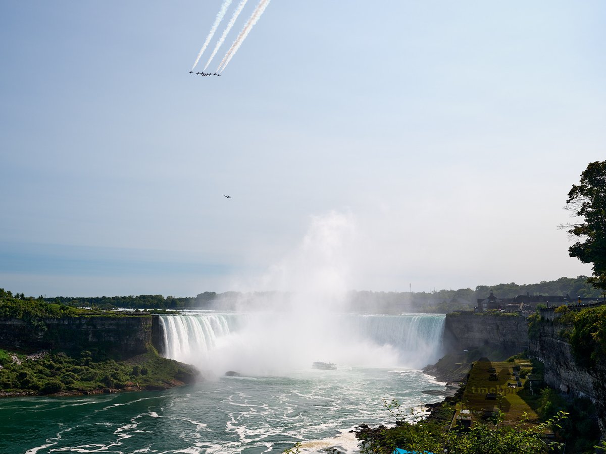 TMcBphoto's tweet photo. After departing Hamilton, the @rafredarrows and the @CWHM Lancaster made their way to Niagara Falls for another set of flying display, The Red-White-Red smoke accenting the purpose of the Maple Hawk visit. Pictured are a few of the passes.
@NiagaraParks
#maplehawk
#raf https://t.co/GGyOI9o5ZC