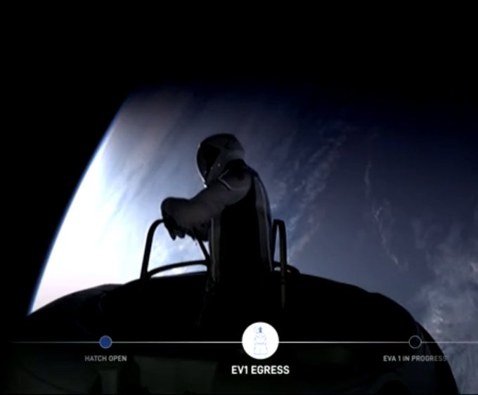 dcordovaok's tweet image. Egreso de @rookisaacman de la nave #Resilience el primer astronauta privado en realizar una actividad extravehícular. Una imágen que marca el cambio vertiginoso de la historia de los vuelos espaciales #PolarisDown  #SpaceX