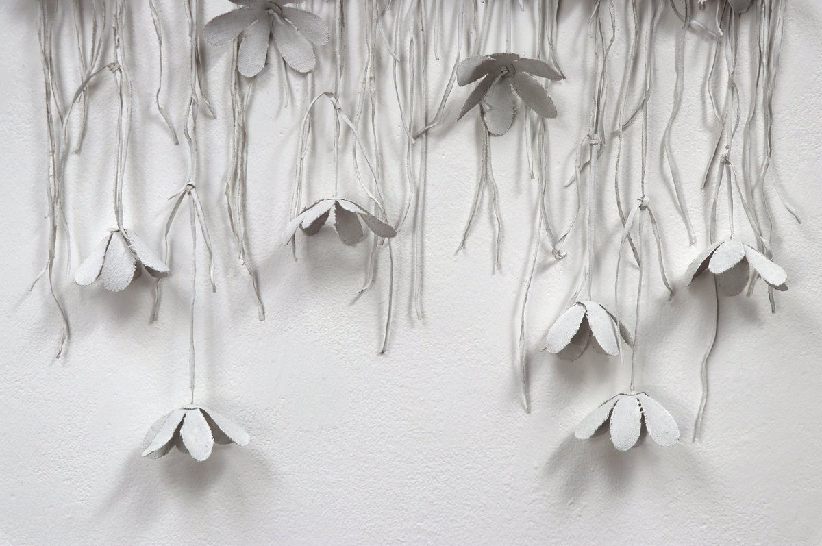 annarayart's tweet photo. 'Embellishment (fiore)' by Anna Ray, 2024.
Linen, gesso, nails (63 x 63 x 8cm). https://t.co/q5Iy5kIYSQ