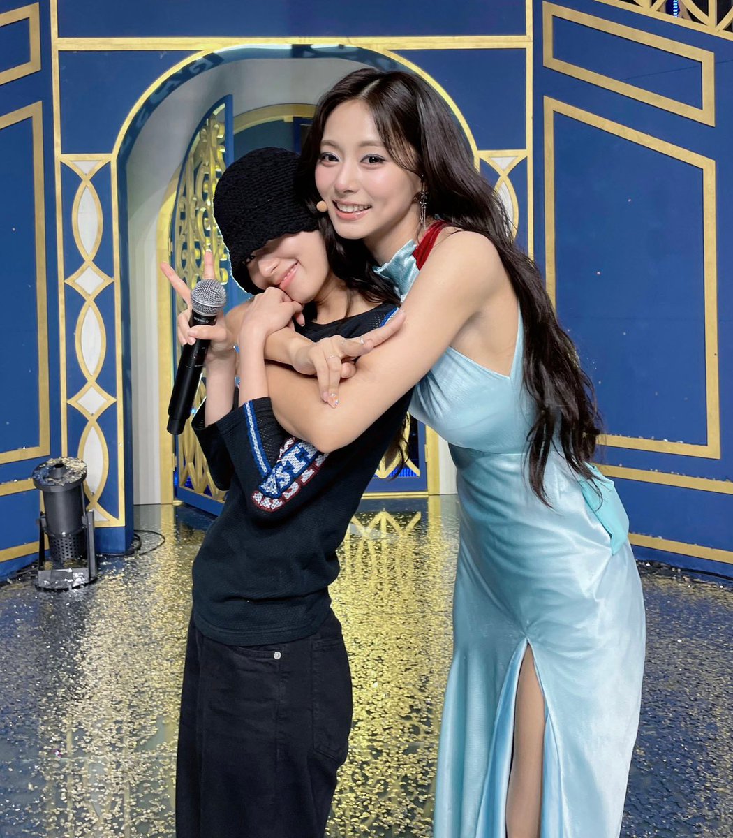 godmitzu's tweet photo. SANA AND TZUYU'S BACKHUG OMG THE HEIGHT DIFFERENCE IS SO CUTE 🥹 https://t.co/DSyCqRW4nj