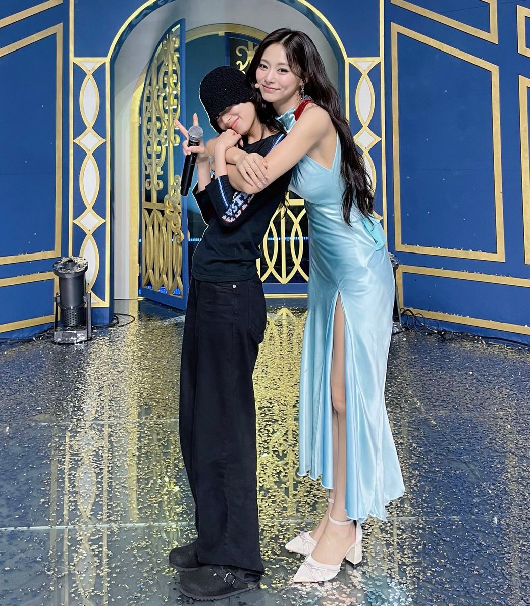 godmitzu's tweet photo. SANA AND TZUYU'S BACKHUG OMG THE HEIGHT DIFFERENCE IS SO CUTE 🥹 https://t.co/DSyCqRW4nj