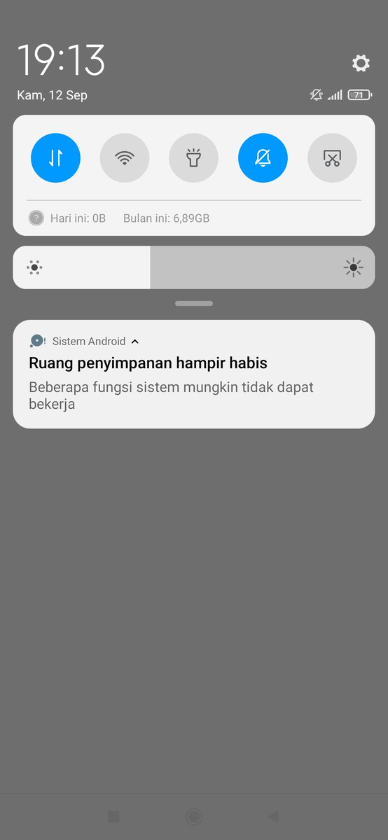 AgesKBJ's tweet photo. Min @Telkomsel ini kenapa gak ada sinyalnya kenapa tolong i fonya dari sore https://t.co/WxI6HsLnbh