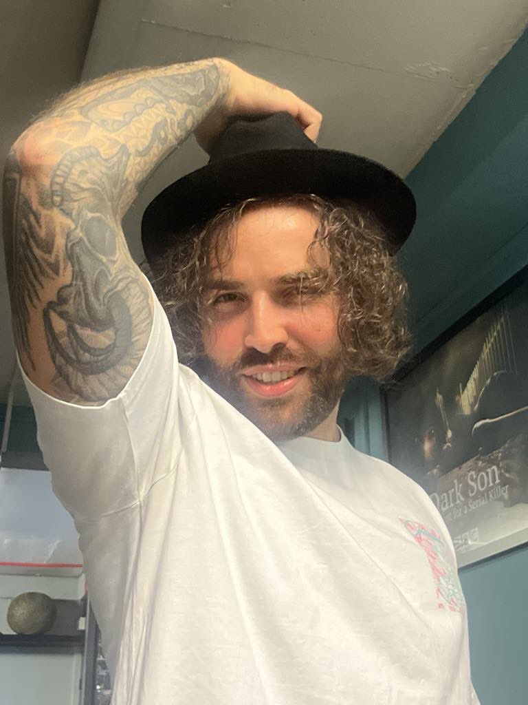 Sleep Outside (@sleepoutsidecc) on Twitter photo ‘Tell Me’ is out noooow. Kinda fitting that a song partially about loving your friends happens to drop on the same day as Olly’s birthday. Give him some love, and stream and enjoy!
linktr.ee/sleepoutside
📸 - <a href="/ashleabeaphoto/">Ashlea Bea</a>
📷 - Ramon Portelli (artwork) ‘Tell Me’ is out noooow. Kinda fitting that a song partially about loving your friends happens to drop on the same day as Olly’s birthday. Give him some love, and stream and enjoy!
linktr.ee/sleepoutside
📸 - <a href="/ashleabeaphoto/">Ashlea Bea</a>
📷 - Ramon Portelli (artwork)