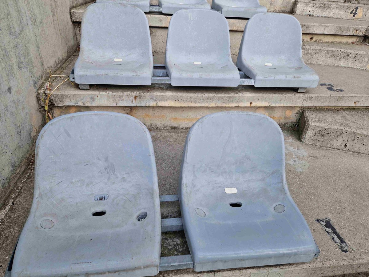 Wymiana krzesełek na stadionie w Kielcach – dlaczego projekt został odrzucony?
Wracamy do tematu wymiany krzesełek na Stadionie Miejskim przy ulicy Ściegiennego w Kielcach. Projekt ten, zgłoszony przez jednego z mieszkańców w ramach Budżetu Obywatelskiego, nie przeszedł