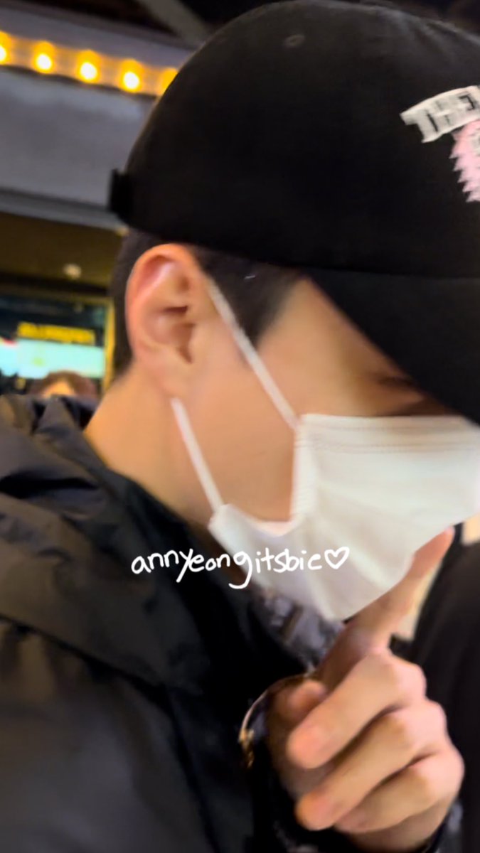 annyeongitsbie's tweet photo. 240912 Veteran2 VIP Premiere

Tiba tiba #OhSehun lewat dong 😭 Aku lagi lihat dia jalan diem diem biar ga rame, Cuman kesel bngt ada 2 cewe teriak namanya Sehun.. sampe di suru diem "shhh" sama Sehunnya... Aku omelin mereka "Jangan teriak teriak" 🙂👍🏻 

#오세훈 #세훈 #EXO #엑소 https://t.co/3fJyww8RXj