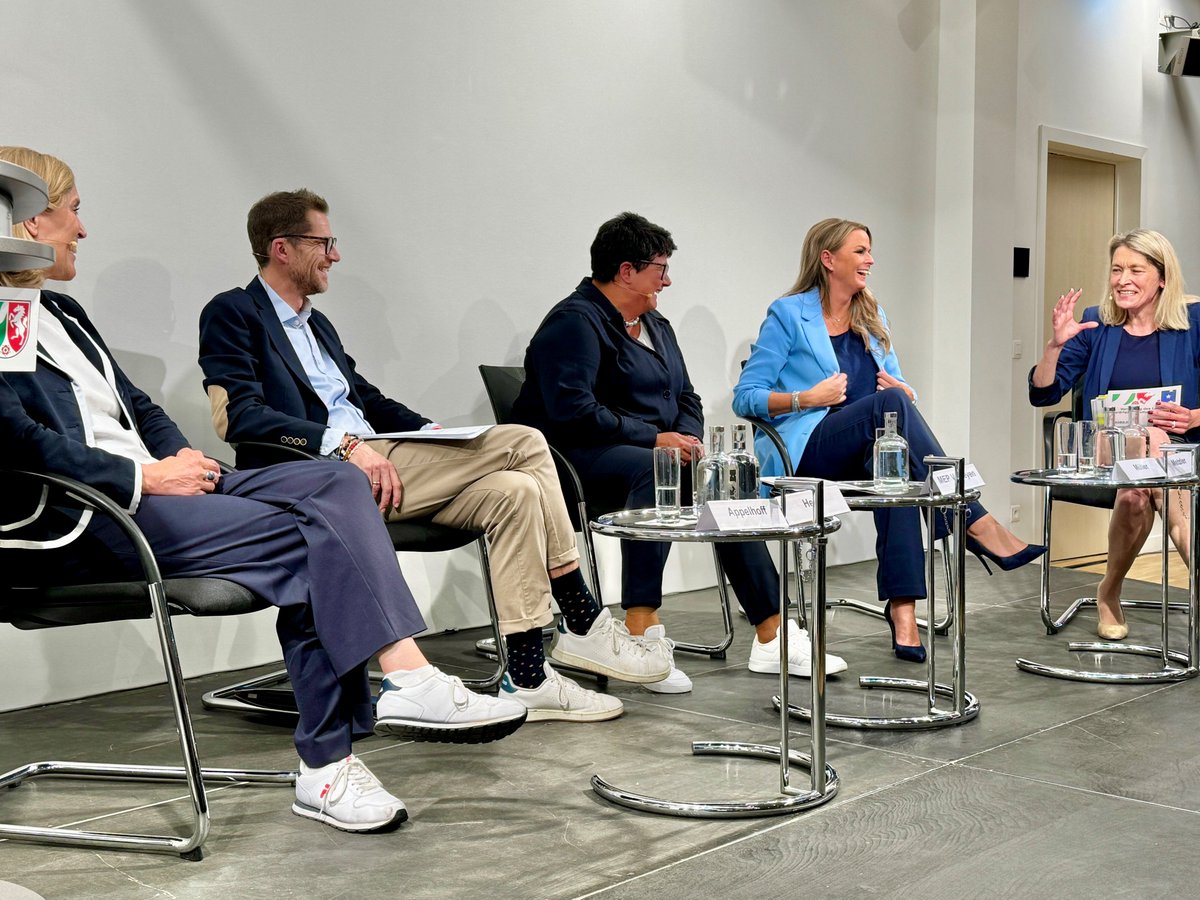 Landesvertretung NRW (@nrwineu) on Twitter photo Bei der gestrigen @nrwinEU Spotlight-Veranstaltung diskutierten <a href="/SilkeWSH/">Silke Müller</a>, M. Appelhoff von <a href="/LFMNRW/">Landesanstalt für Medien NRW</a>, M. Hess von <a href="/EU_Commission/">European Commission</a> und <a href="/sabineverheyen/">Sabine Verheyen</a> aus <a href="/Europarl_DE/">Europaparlament</a> über das „Aufwachsen im Netz“ und die „Generation Smartphone“. Mehr unter: youtube.com/watch?v=l3qokH… Bei der gestrigen @nrwinEU Spotlight-Veranstaltung diskutierten <a href="/SilkeWSH/">Silke Müller</a>, M. Appelhoff von <a href="/LFMNRW/">Landesanstalt für Medien NRW</a>, M. Hess von <a href="/EU_Commission/">European Commission</a> und <a href="/sabineverheyen/">Sabine Verheyen</a> aus <a href="/Europarl_DE/">Europaparlament</a> über das „Aufwachsen im Netz“ und die „Generation Smartphone“. Mehr unter: youtube.com/watch?v=l3qokH…