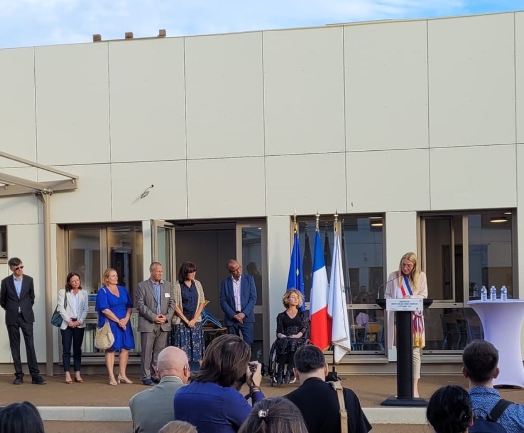 #PARTENARIAT Vendredi 6 septembre, <a href="/Armelle67/">Armelle Pericard</a>, Présidente de la Commission d'action sociale de la Caf, et Didier Grosjean, Directeur de la Caf, ont participé à l'inauguration du groupe scolaire Dorine Bourneton à <a href="/Saintcyrlecole/">Saint-Cyr-l'École</a>.
Ce lieu intègre également un centre de loisirs.