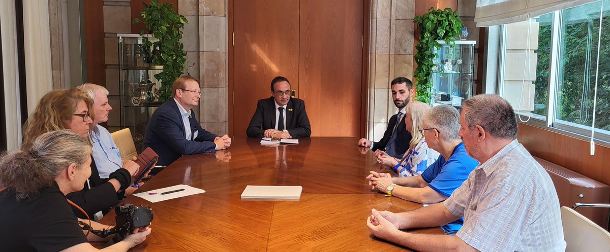 Prof_TGSchulze's tweet photo. Moltíssimes gràcies, President @joseprull per rebre'ns avui al @parlamentcat del país que nosaltres de @Foreign_Cat estimem de tot cor. Som els ambaixadors internacionals de #CatalunyaLliure i al servei del seu poble. Ens uneix la confiança en la #democràcia i el dret d' #autodeterminació dels pobles. Pacíficament hi arribarem. D'això, n'estem segurs. #ViscaCatalunyaLliure