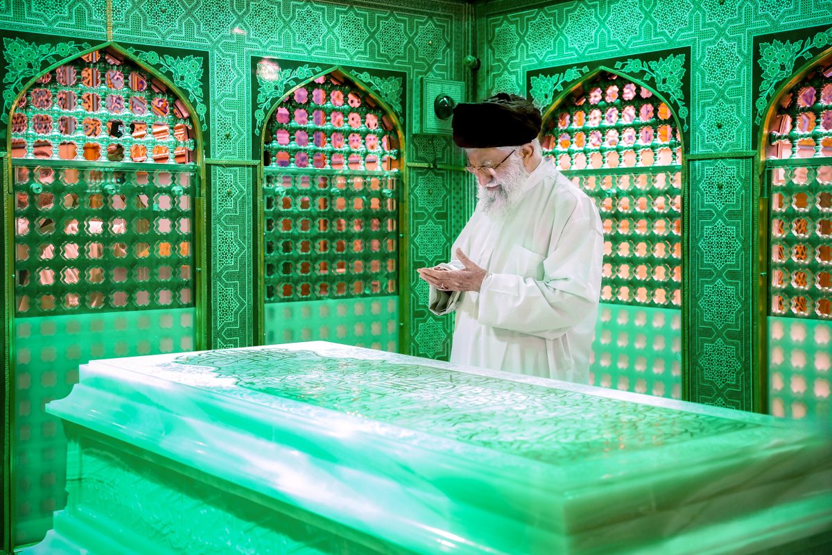 غبارروبی ضریح مطهر حرم ثامن‌الحجج حضرت علی بن موسی الرضا علیه‌آلاف‌التحیه‌والثنا