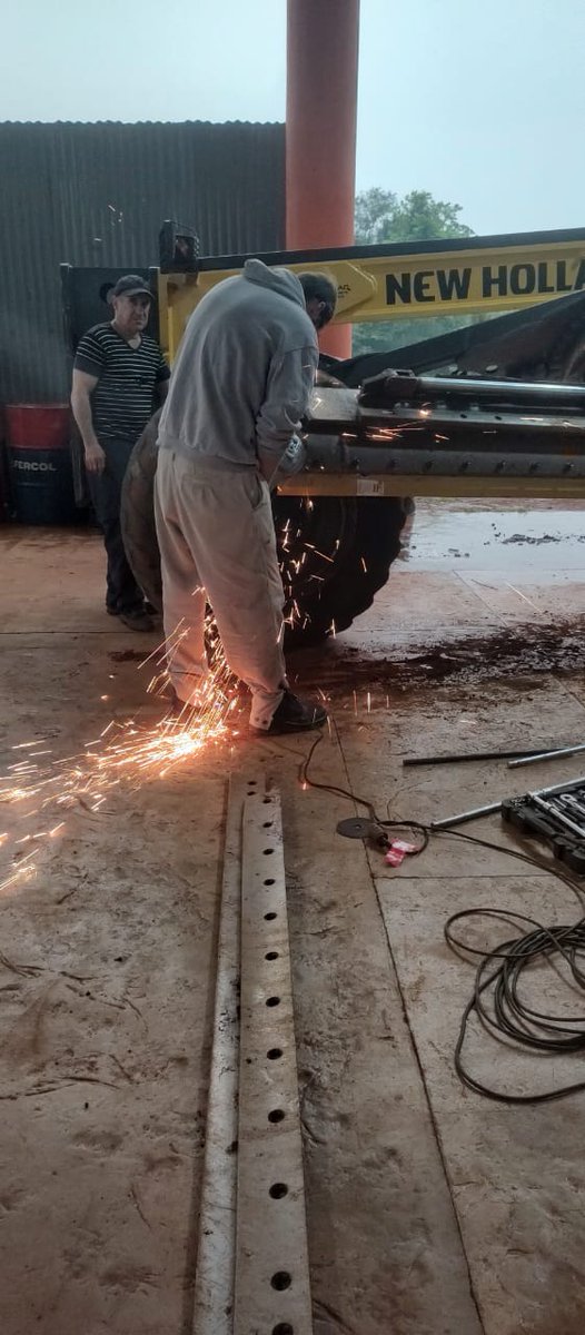 Municipio77's tweet photo. Seguimos poniendo a punto el parque vial municipal,  para brindar más y mejores servicios a nuestra comunidad. Reparación de cuchilla de la motoniveladora.

Municipalidad de Salto Encantado 
Gestión: Eldor Hut.

#servicios #parquevial #Municipio77 https://t.co/o6UdtVIPLd
