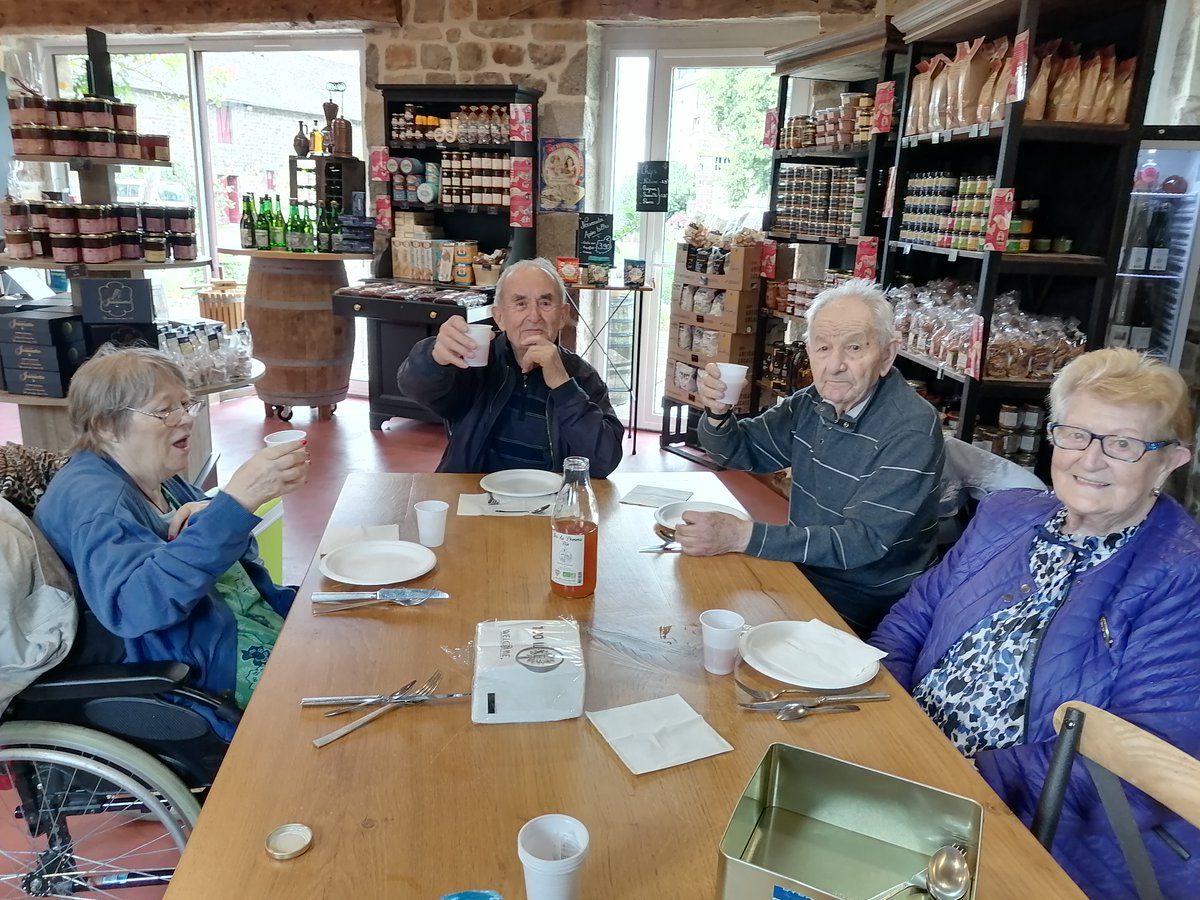 LesBruyeresAsso's tweet photo. 📍 Nos résidents de L'Esprit de Famille (Tinchebray-Bocage) ont profité d'une belle sortie au Manoir de Durcet !

Au programme : découverte des traditions locales, visites de la ferme pédagogique et viticole, et dégustation de produits cidricoles 🍎 !

#LBAsso #EHPAD #Sortie https://t.co/CVA4zngkmA